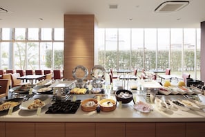 Petit déjeuner buffet servi tous les jours en supplément