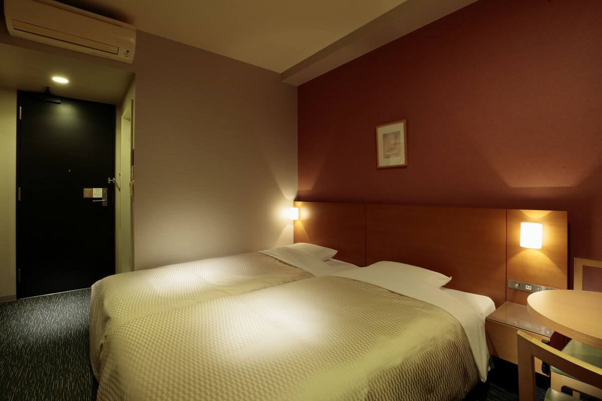 Premium bedding, down comforters, desk, WiFi (free)