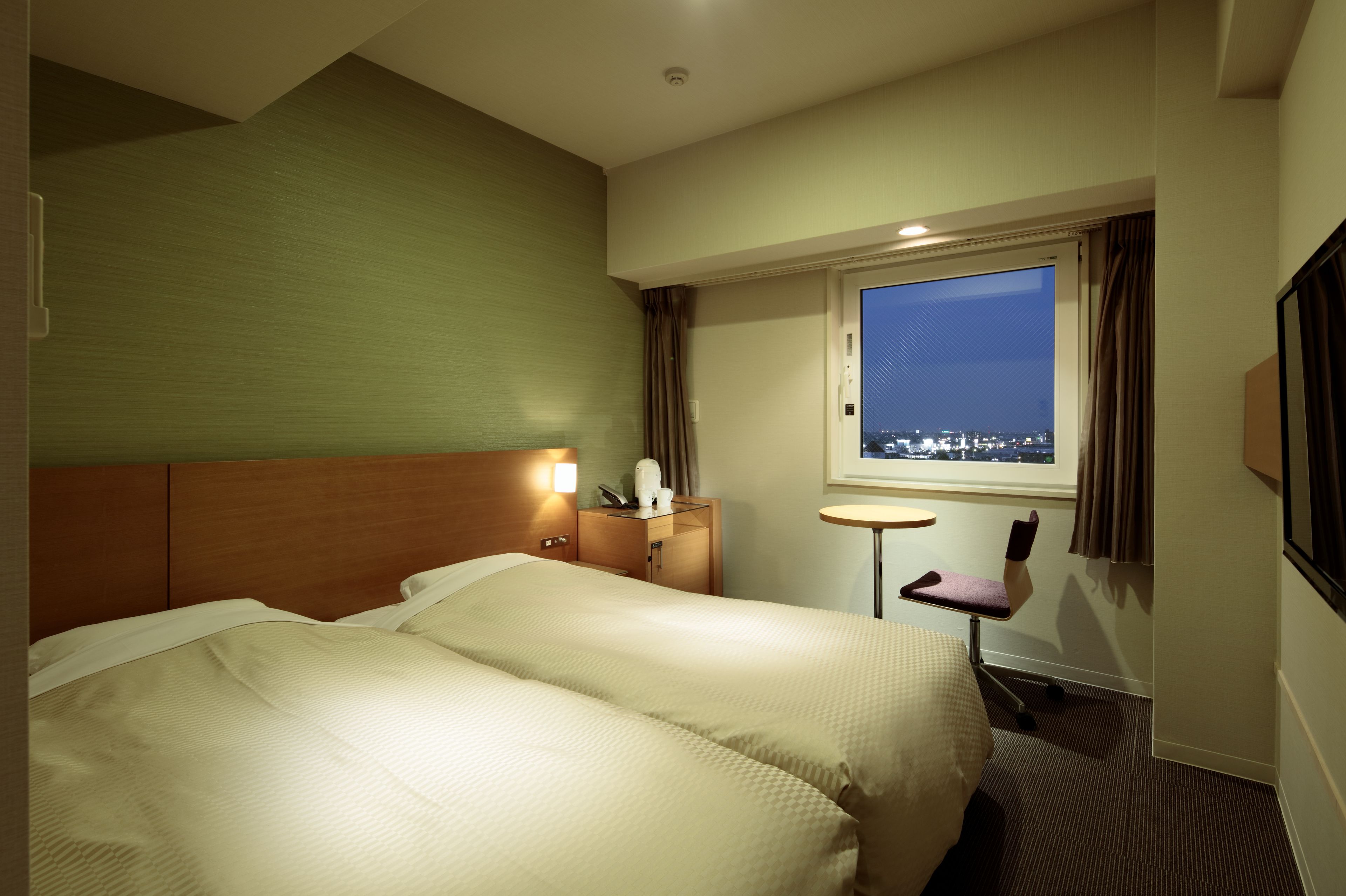 أغطية فراش متميزة وستائر تعتيم وتجهيزات عازلة للصوت ومكواة/لوح كي