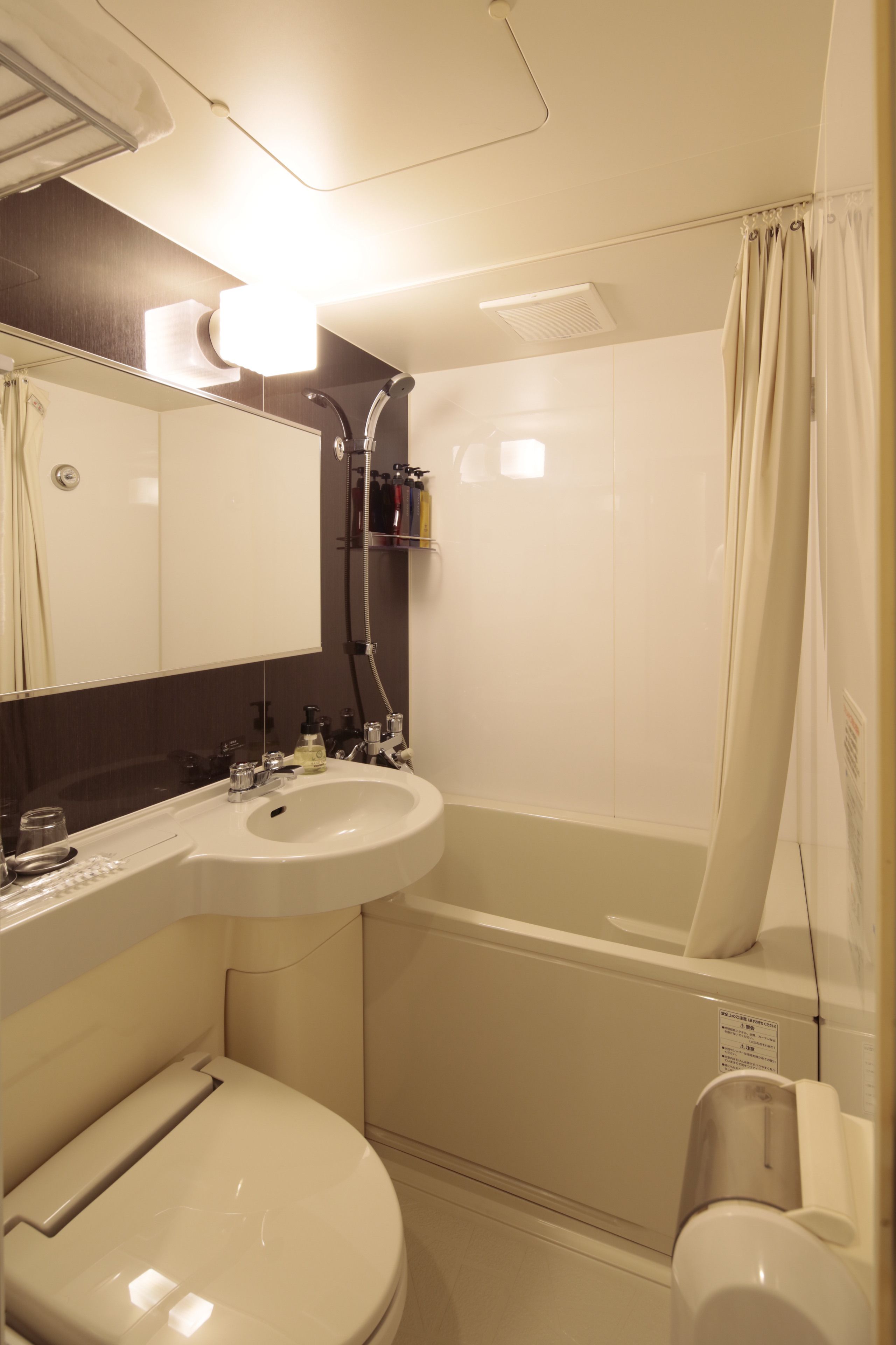 combined shower/bathtub, free toiletries, hair dryer, slippers