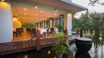 Melayani sarapan, makan siang, makan malam; dengan santap malam alfresco