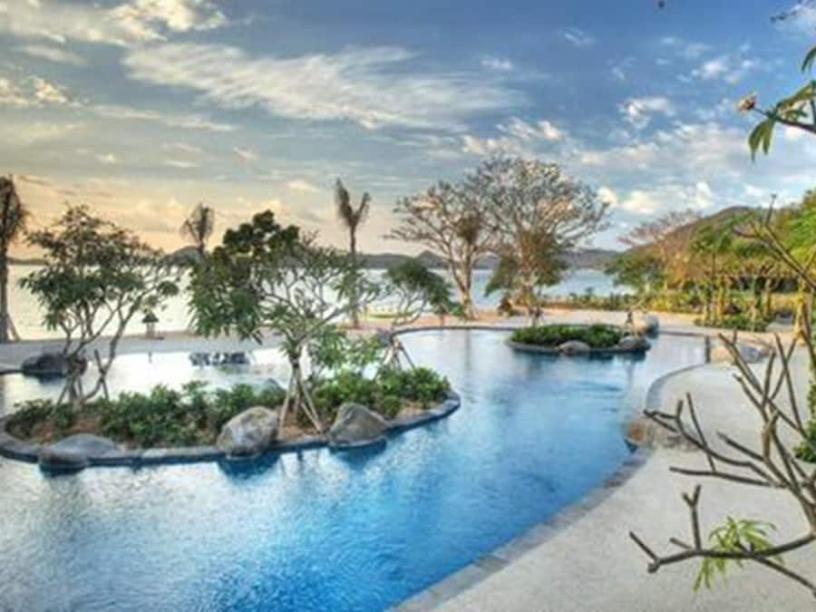 Außenpool, Sonnenschirme, Liegestühle