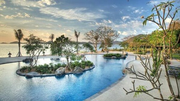 Outdoor pool, pool umbrellas, pool loungers - Bintang Flores Hotel (Labuan Bajo)