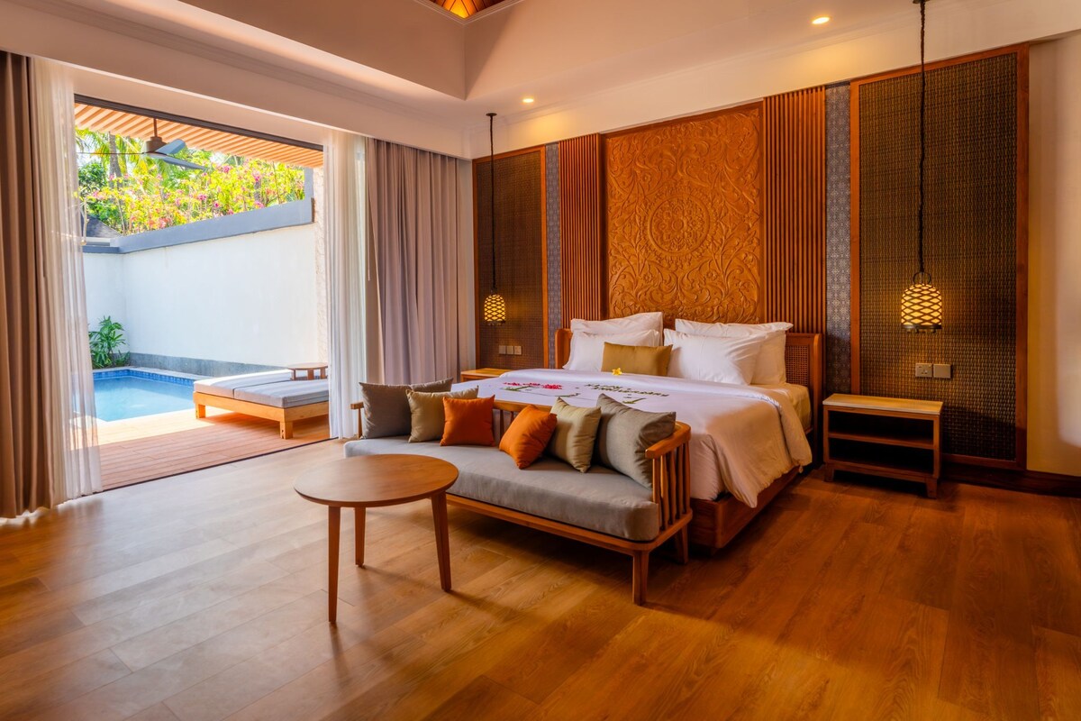 Premium bedding, minibar, in-room safe, desk