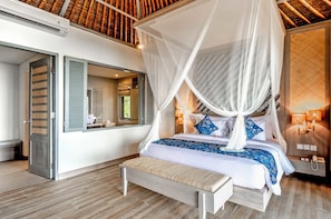 Ylelliset vuodevaatteet, minibaari, tallelokero huoneessa, työpöytä