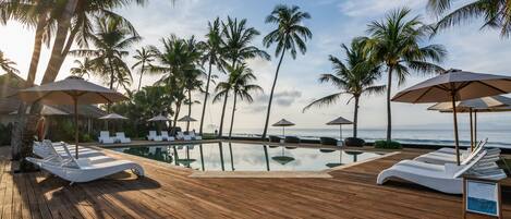 Kolam renang outdoor, dengan kursi berjemur