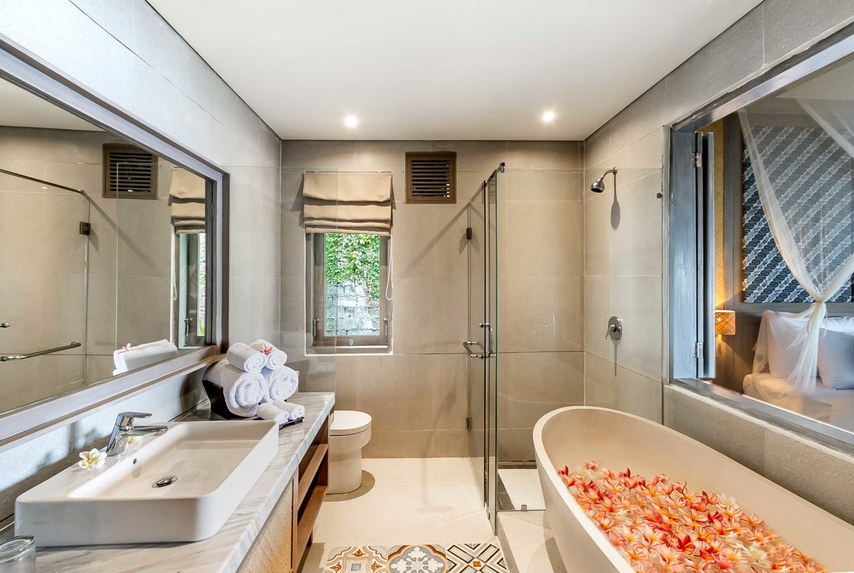 separate bathtub and shower, rainfall showerhead, free toiletries