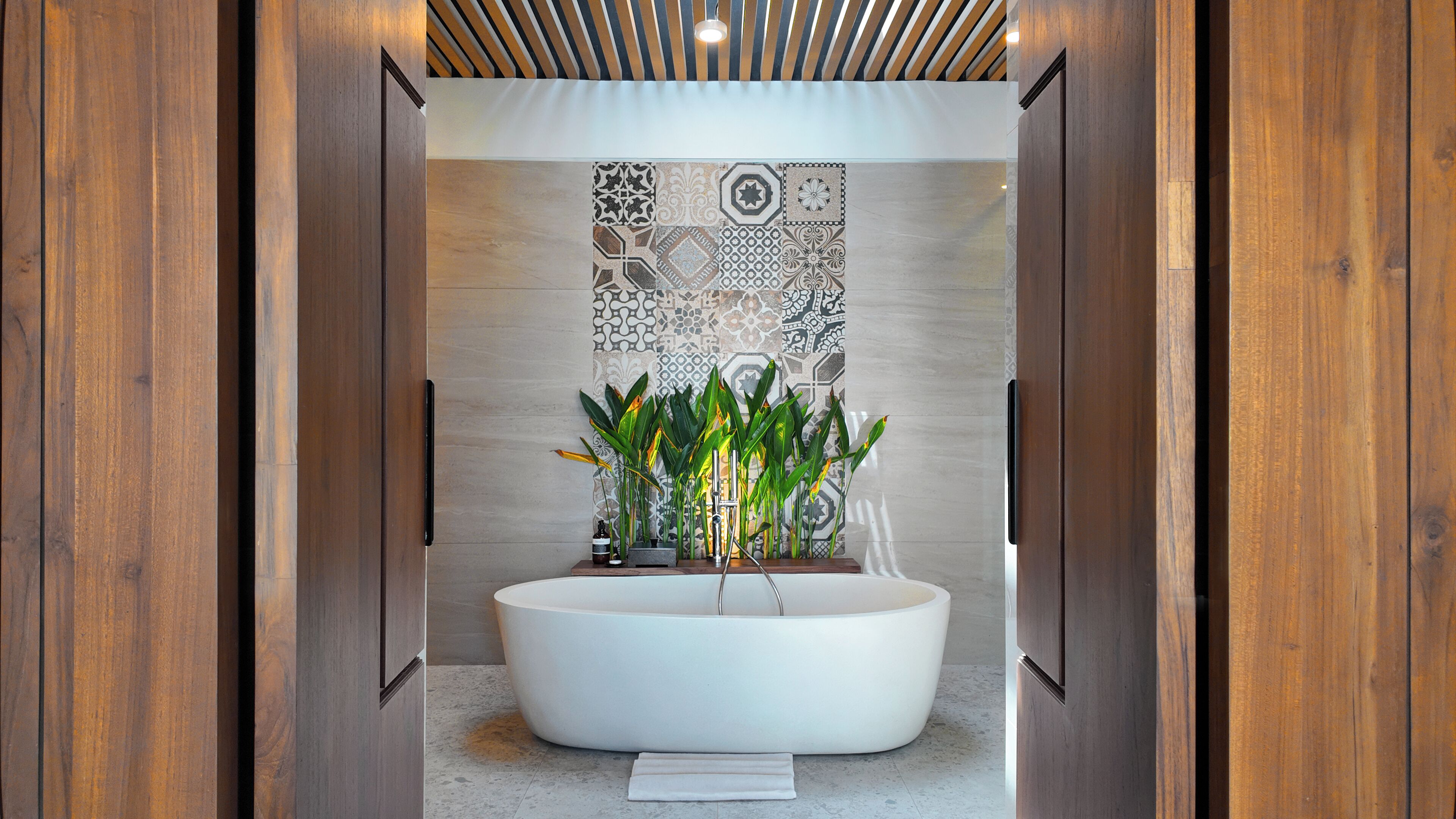 separate bathtub and shower, rainfall showerhead, free toiletries