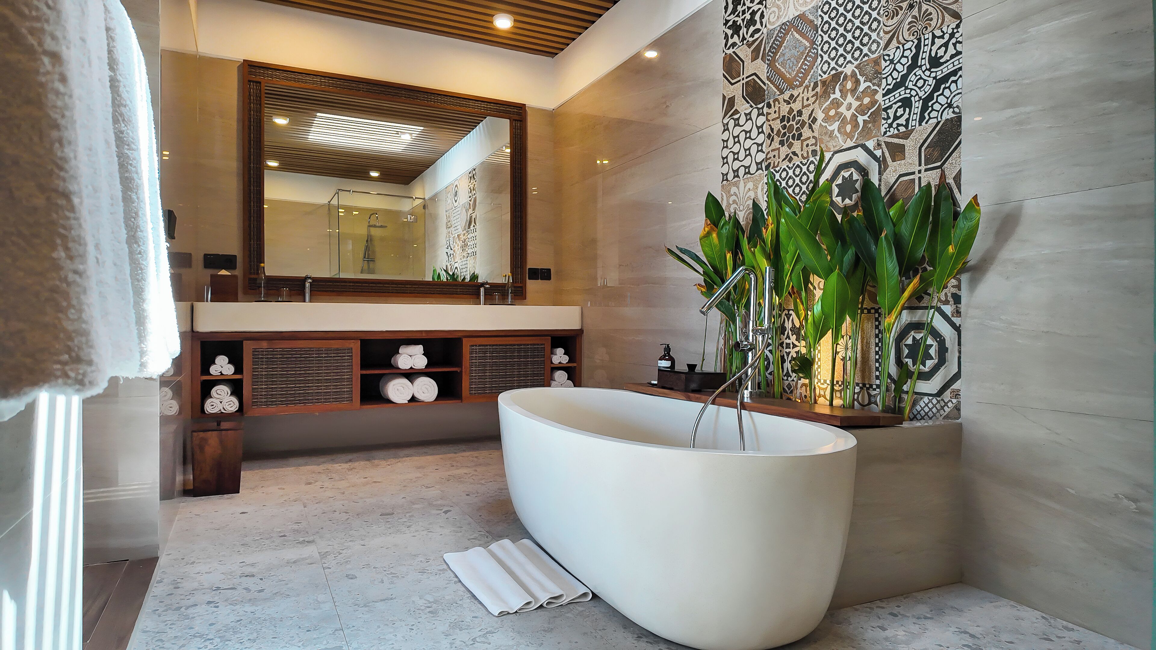 separate bathtub and shower, rainfall showerhead, free toiletries