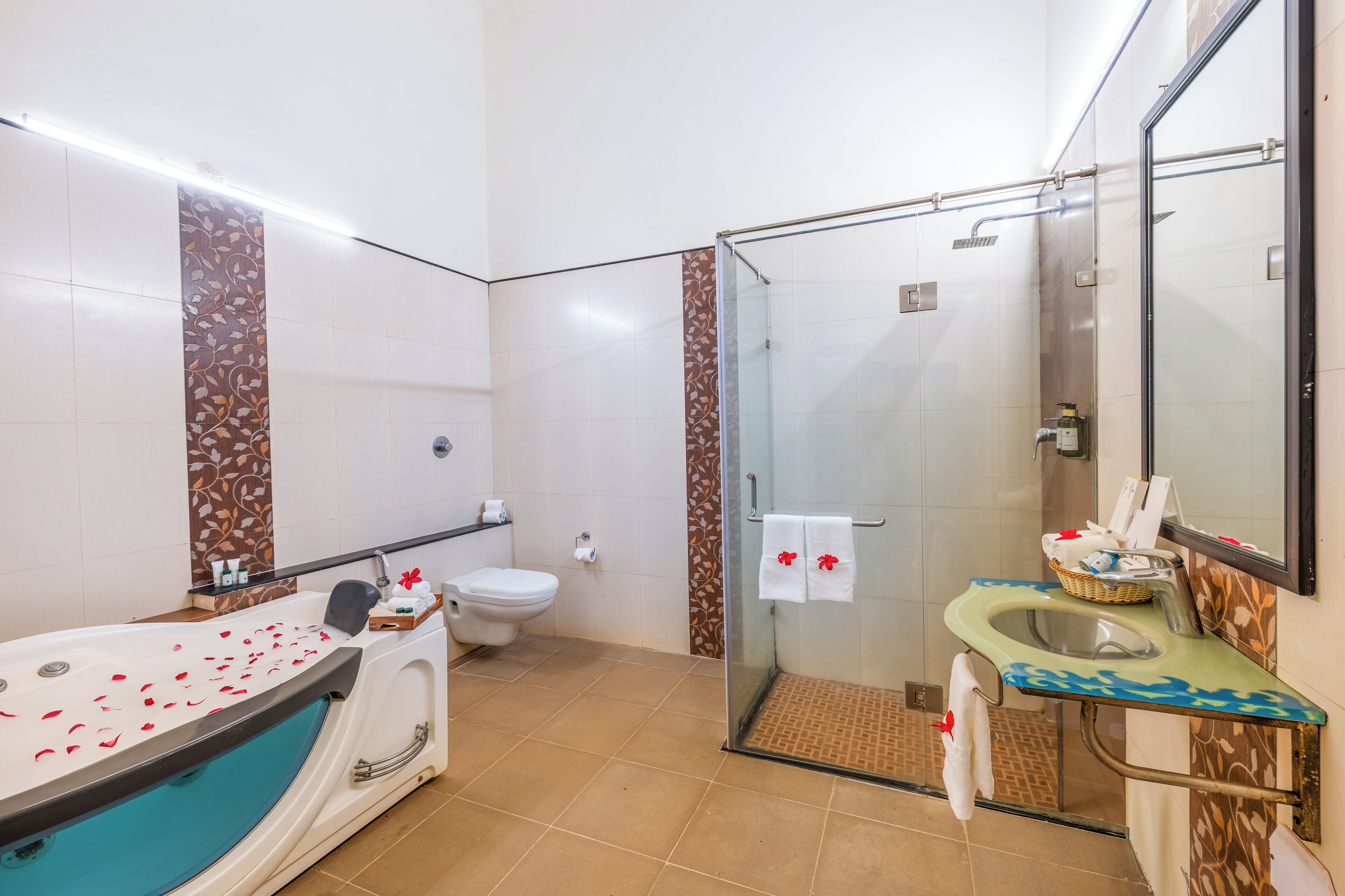 Un baño con bañera, inodoro, ducha y lavamanos.
