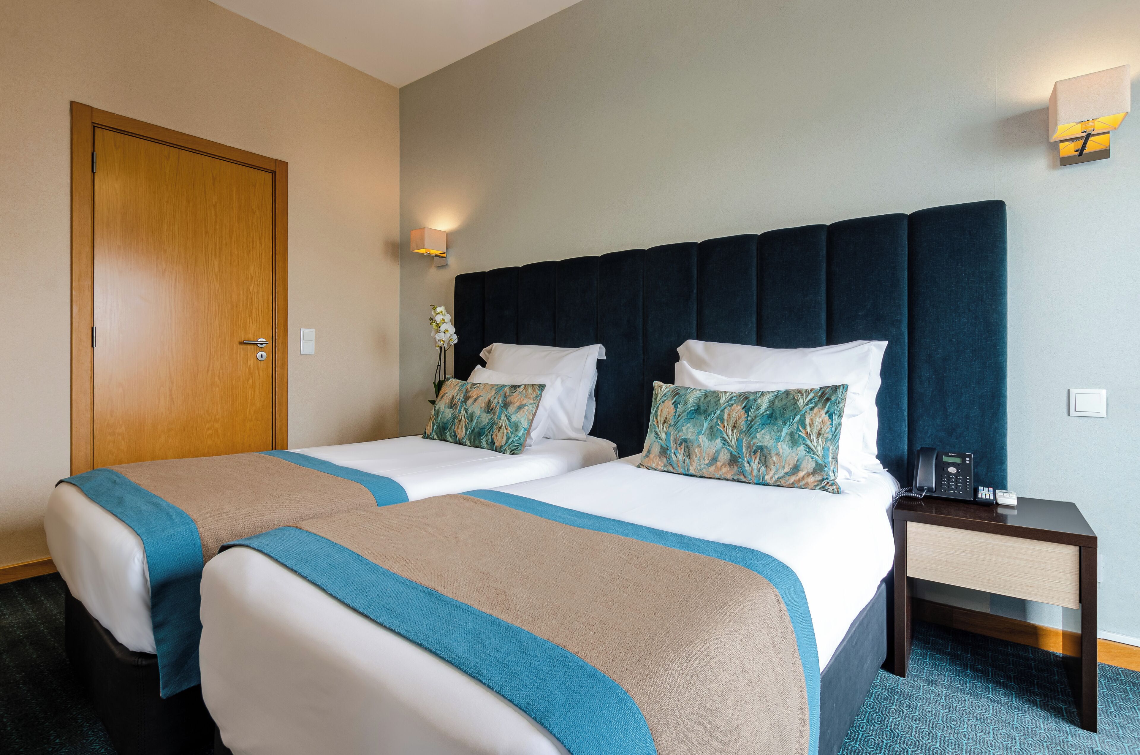 Minibar, caja de seguridad en la habitación y decoración personalizada 