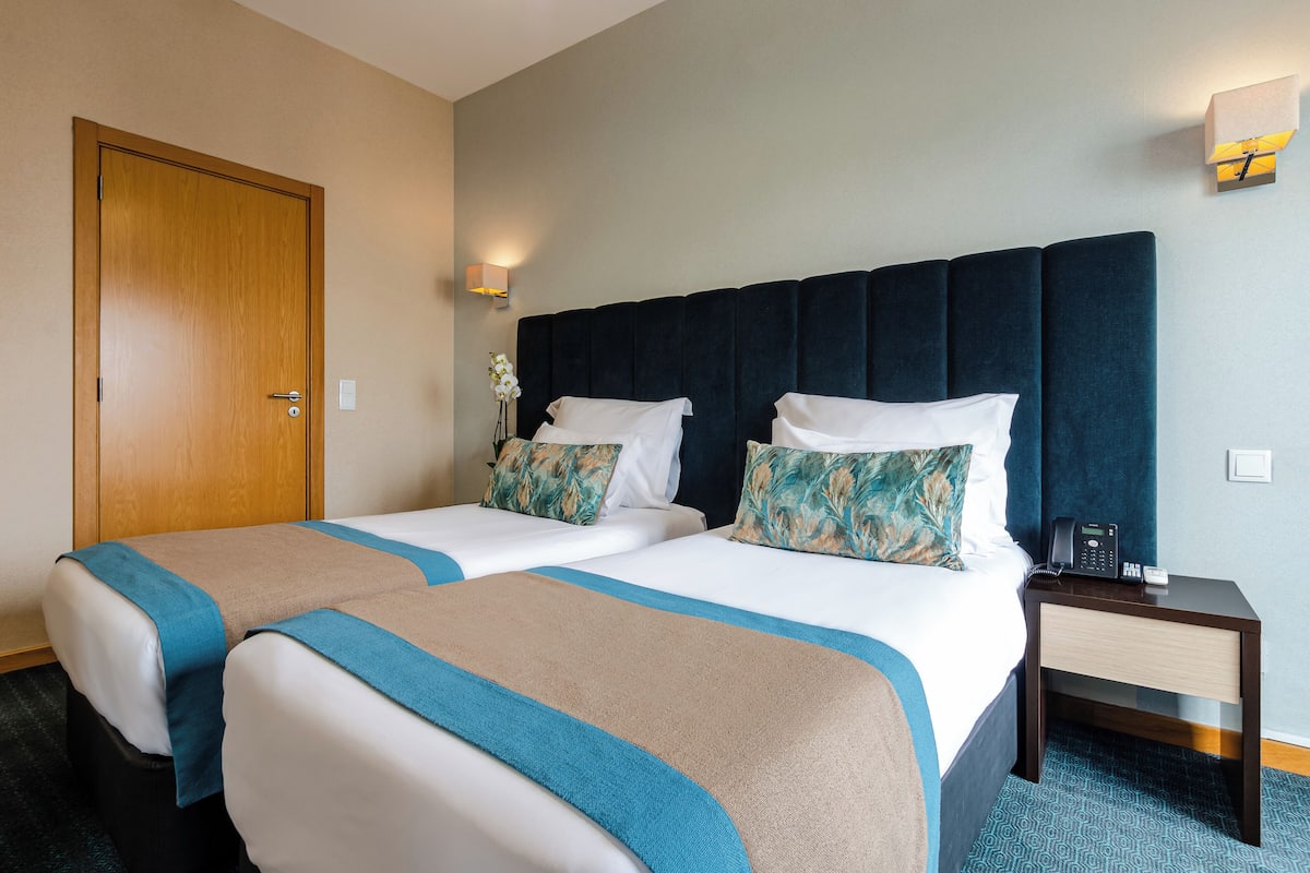 Minibar, caja de seguridad en la habitación y decoración personalizada