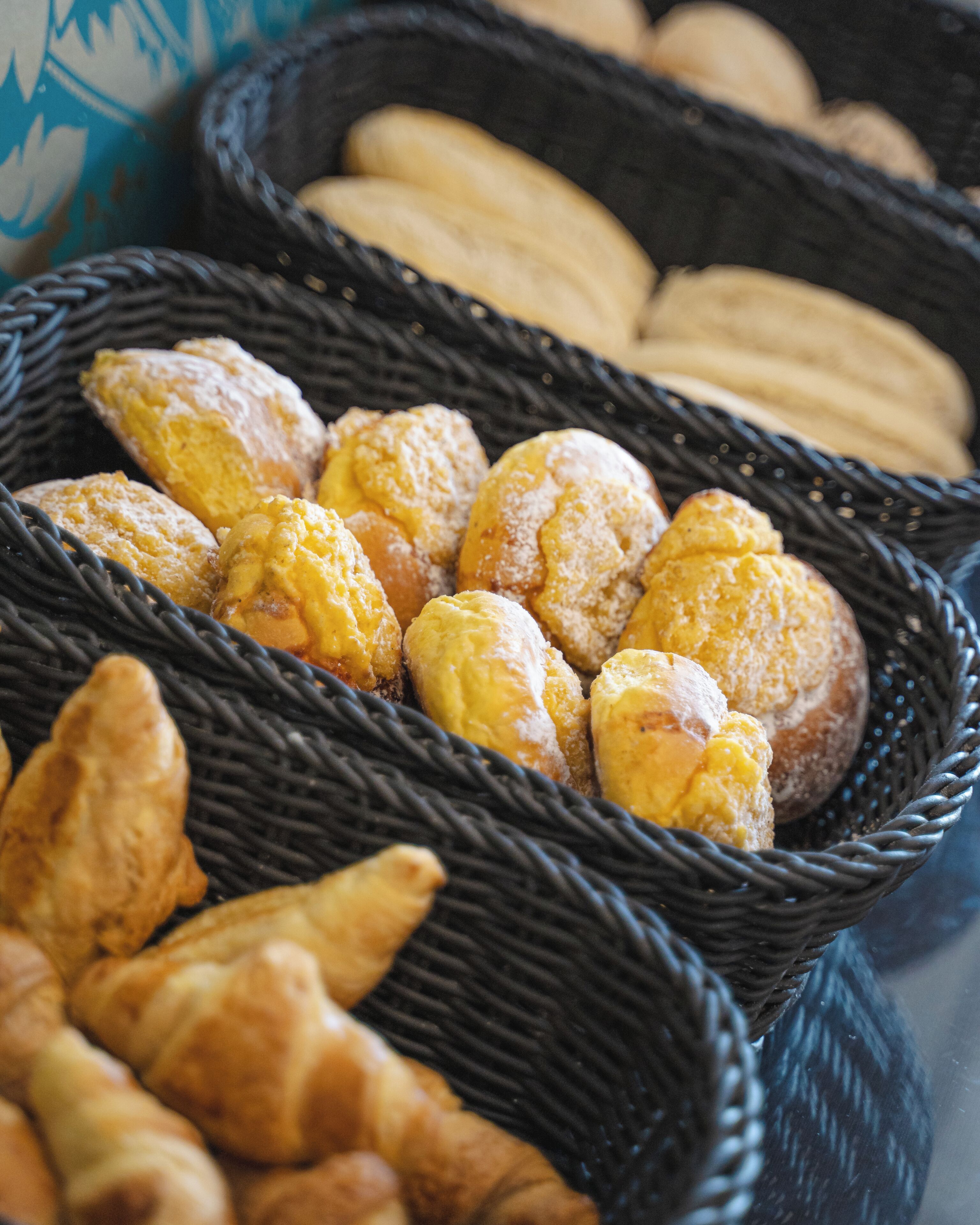 Cestas llenas de pasteles y pan.