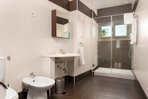 Double or Twin Room | Bathroom | Combined shower/tub, free toiletries, hair dryer, bidet - Hotel DAH - Dom Afonso Henriques (Lisbon)