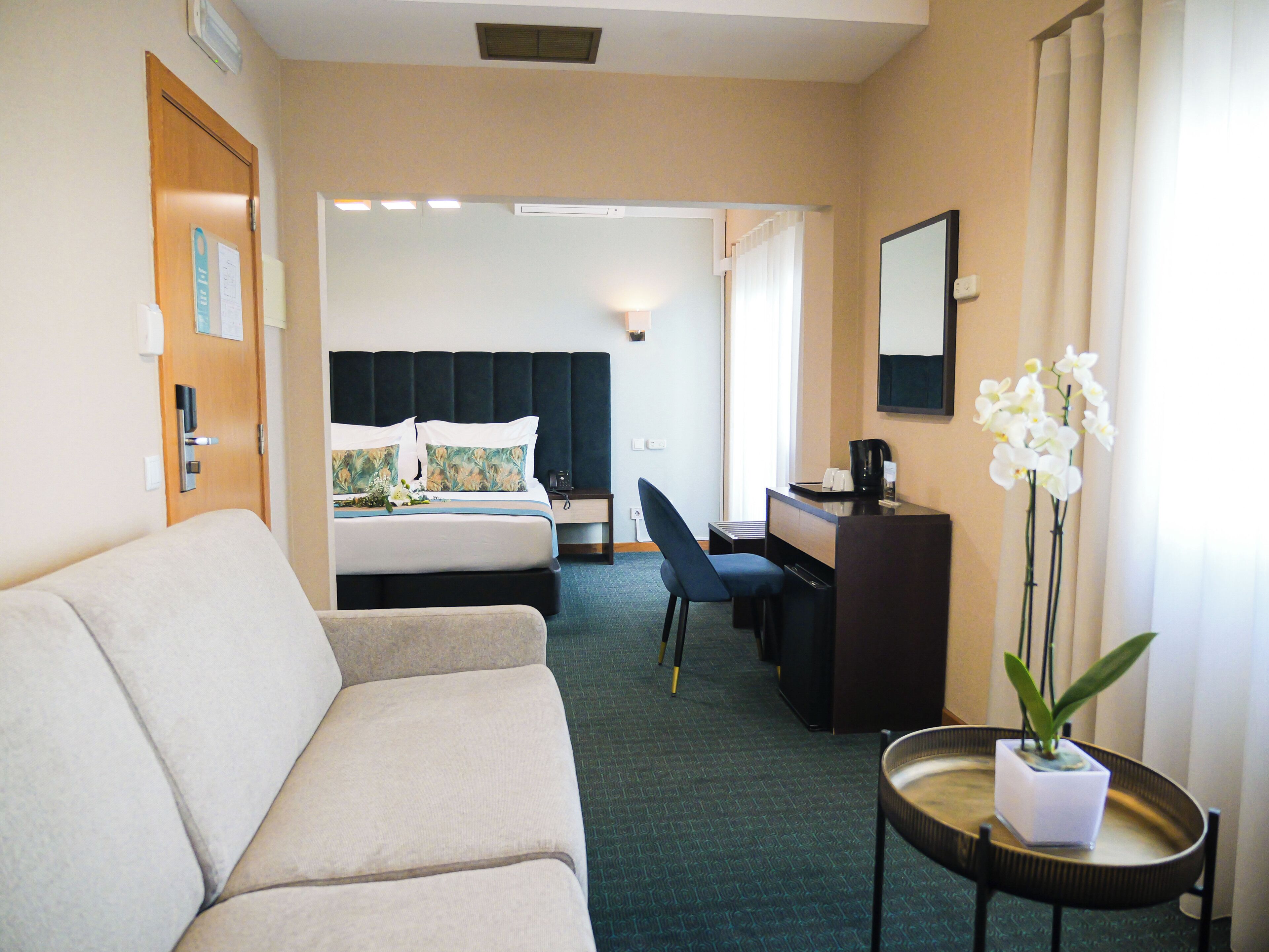 Minibar, caja de seguridad en la habitación y decoración personalizada 