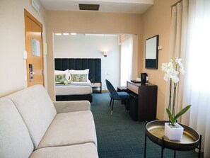 Minibar, in-room safe, individually decorated, individually furnished - Hotel DAH - Dom Afonso Henriques (Lisbon)