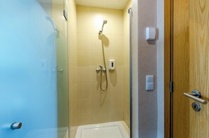 Double or Twin Room | Bathroom | Combined shower/tub, free toiletries, hair dryer, bidet - Hotel DAH - Dom Afonso Henriques (Lisbon)