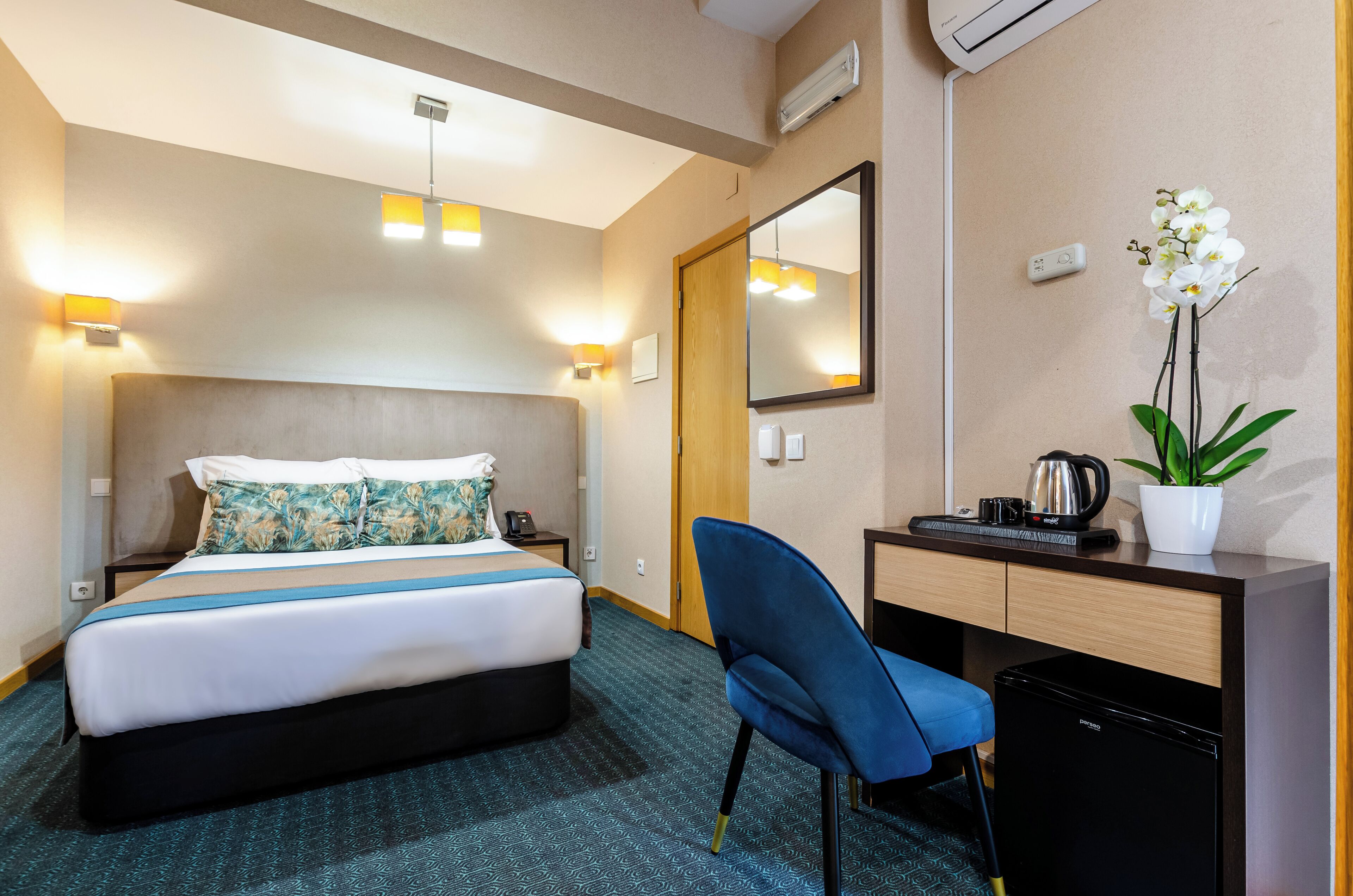 Minibar, caja de seguridad en la habitación y decoración personalizada 