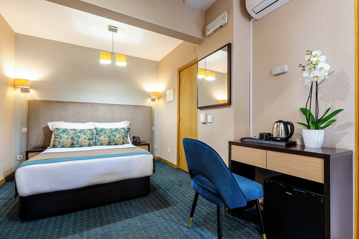 Minibar, caja de seguridad en la habitación y decoración personalizada