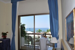 Doppia Superior, vista mare | Minibar, una cassaforte in camera, una scrivania