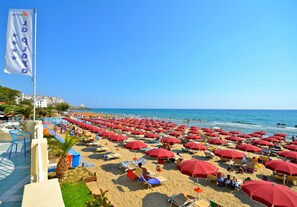On the beach, sun-loungers, beach umbrellas, beach towels - Grand Hotel La Playa (Sperlonga)