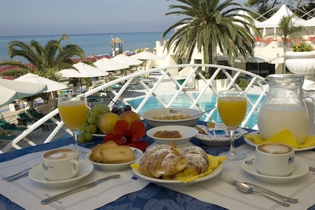 Daily cooked-to-order breakfast for a fee. Grand Hotel La Playa