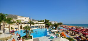 Am Strand, Liegestühle, Sonnenschirme, Strandtücher