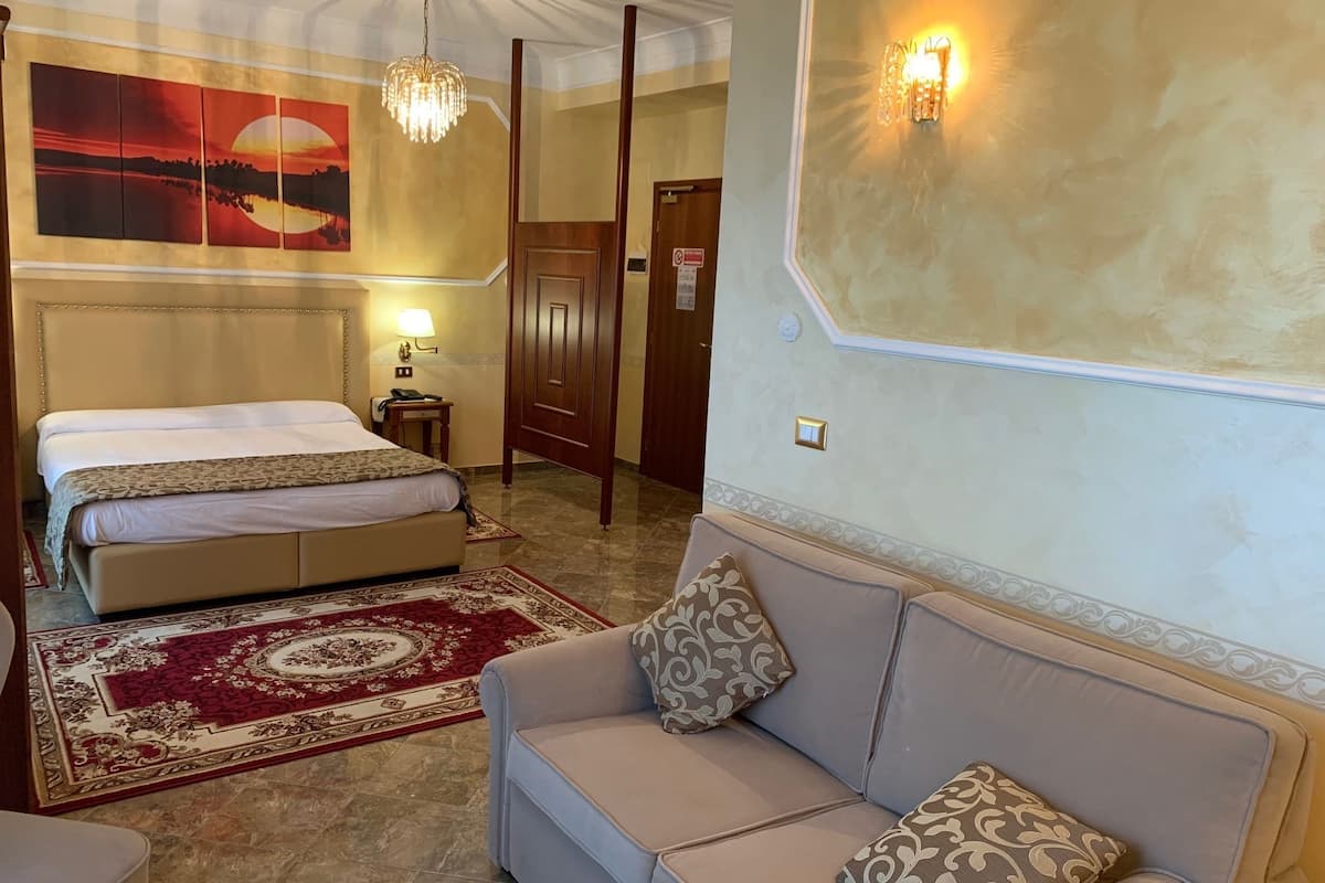 deluxe double room | minibar, in-room safe, desk, soundproofing