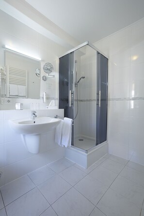 Comfort Double Room, Balcony | Bathroom - Hotel Beek (Baden-Baden)