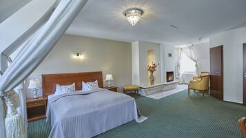 Apartment, 2 Bedrooms (Castle View) | Minibar, in-room safe, desk, soundproofing