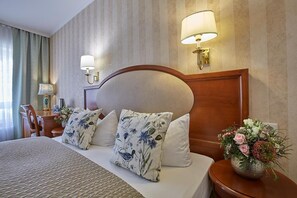 Minibar, in-room safe, desk, soundproofing - Hotel Beek (Baden-Baden)