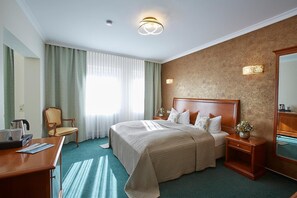 Minibar, in-room safe, desk, soundproofing - Hotel Beek (Baden-Baden)