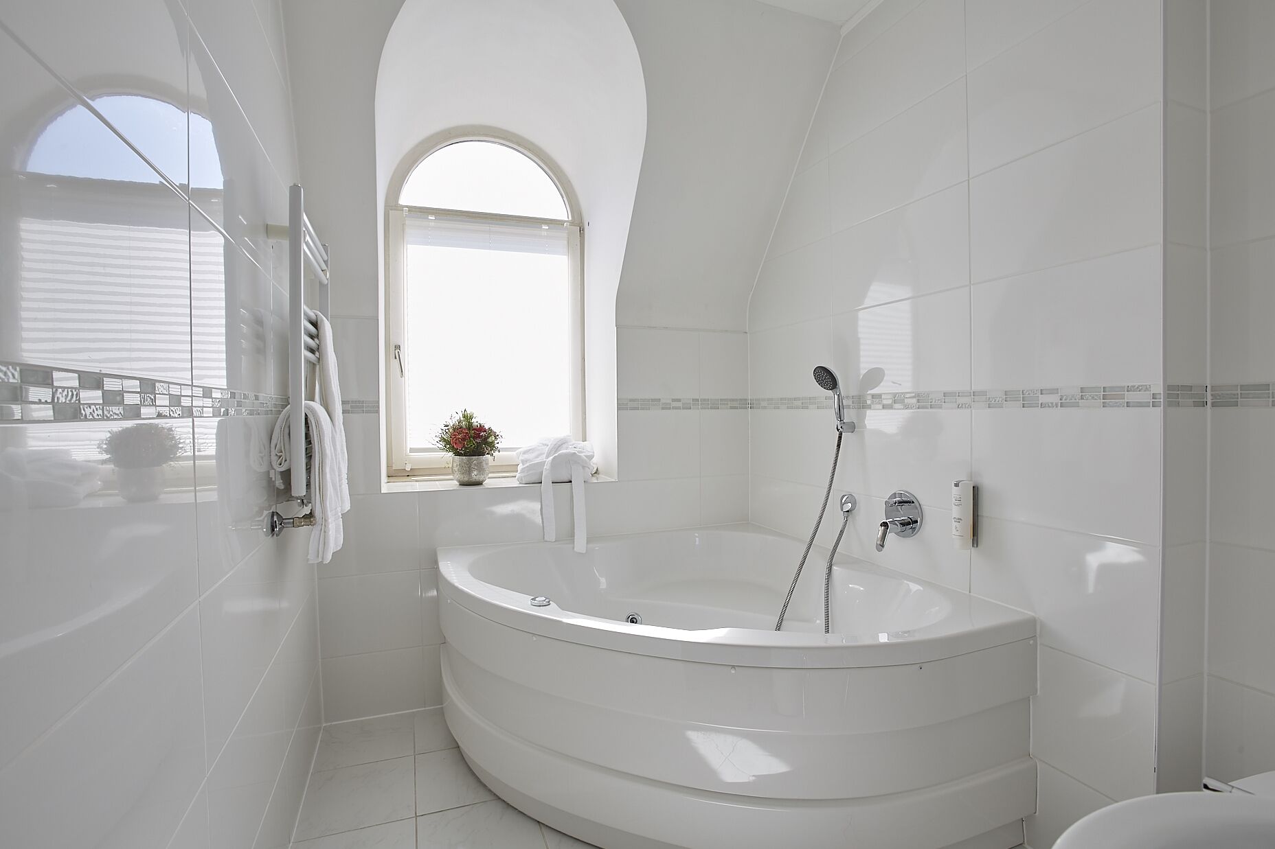 apartment, 2 bedrooms (castle view) | bathroom | free toiletries, hair dryer, bathrobes, slippers