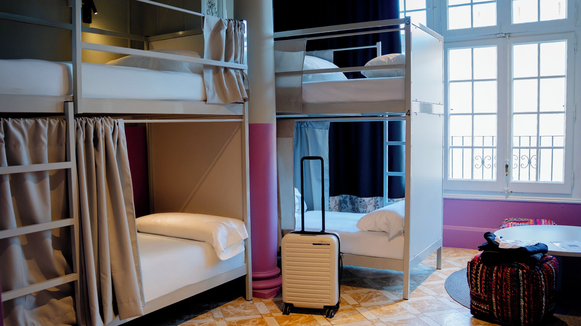 Tabla de planchar con plancha, wifi gratis y ropa de cama 