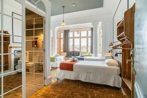 Tabla de planchar con plancha, wifi gratis y ropa de cama 