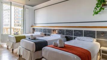 Habitación triple superior | Tabla de planchar con plancha, wifi gratis, ropa de cama