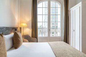 Tabla de planchar con plancha, wifi gratis y ropa de cama