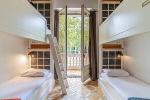 Tabla de planchar con plancha, wifi gratis, ropa de cama