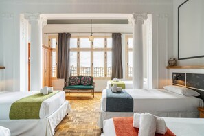 Tabla de planchar con plancha, wifi gratis y ropa de cama 