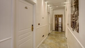 A hallway with white walls, a marble floor, and doors numbered 403 and 404. - Relais Conte di Cavour de Luxe (Rome)
