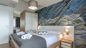 Apartemen Standar, 1 kamar tidur, balkon, menghadap pantai | Brankas, meja kerja, tirai kedap cahaya, dan Wi-Fi gratis