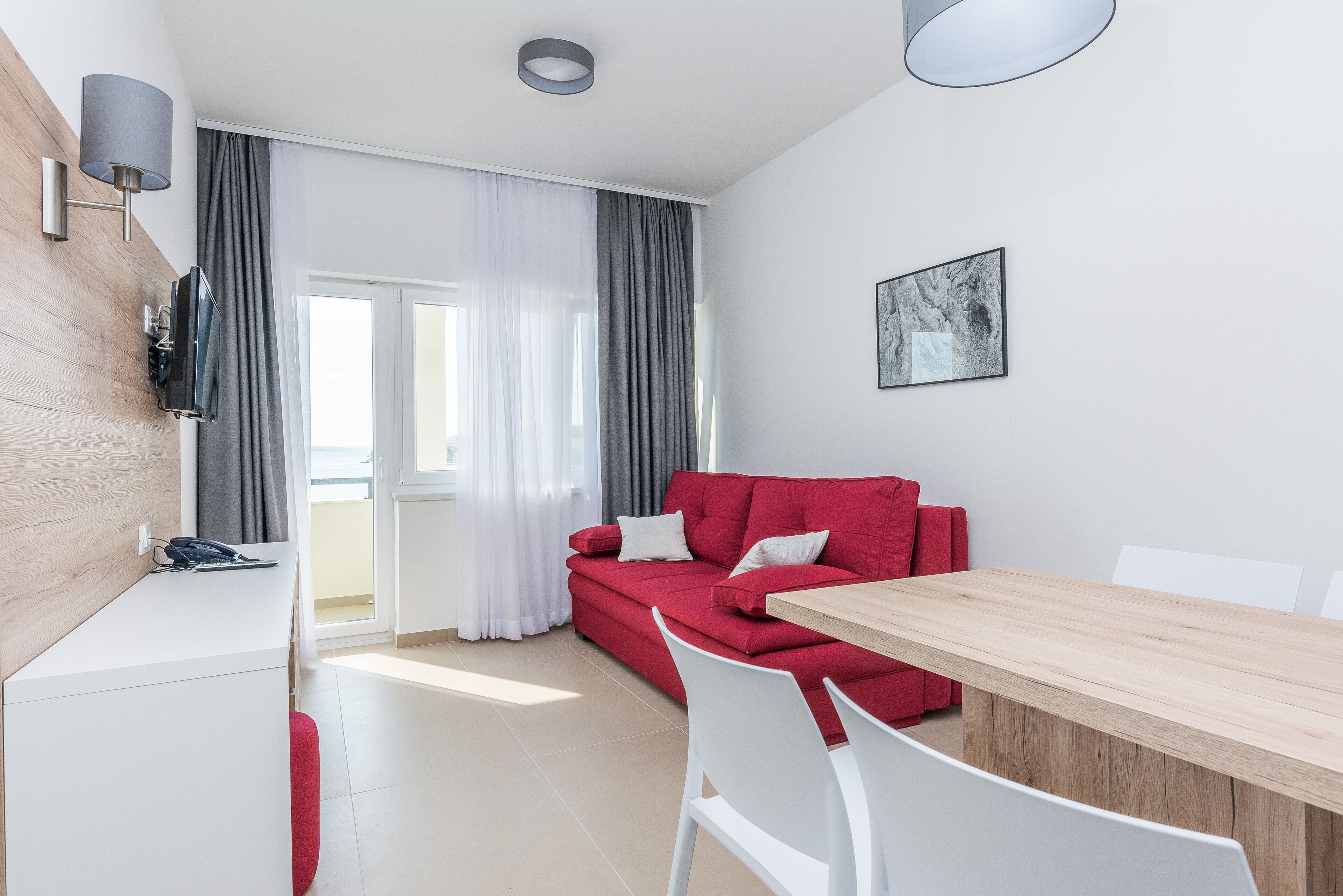 Standard-Apartment, 1 Schlafzimmer, Balkon, Strandnähe | Wohnbereich | LED-Fernseher
