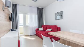 Standard-Apartment, 1 Schlafzimmer, Balkon, Strandnähe | Wohnbereich | LED-Fernseher