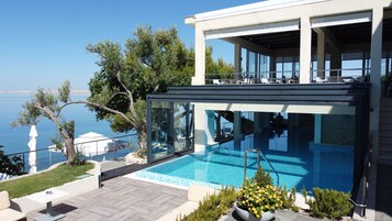 Una piscina al aire libre de temporada