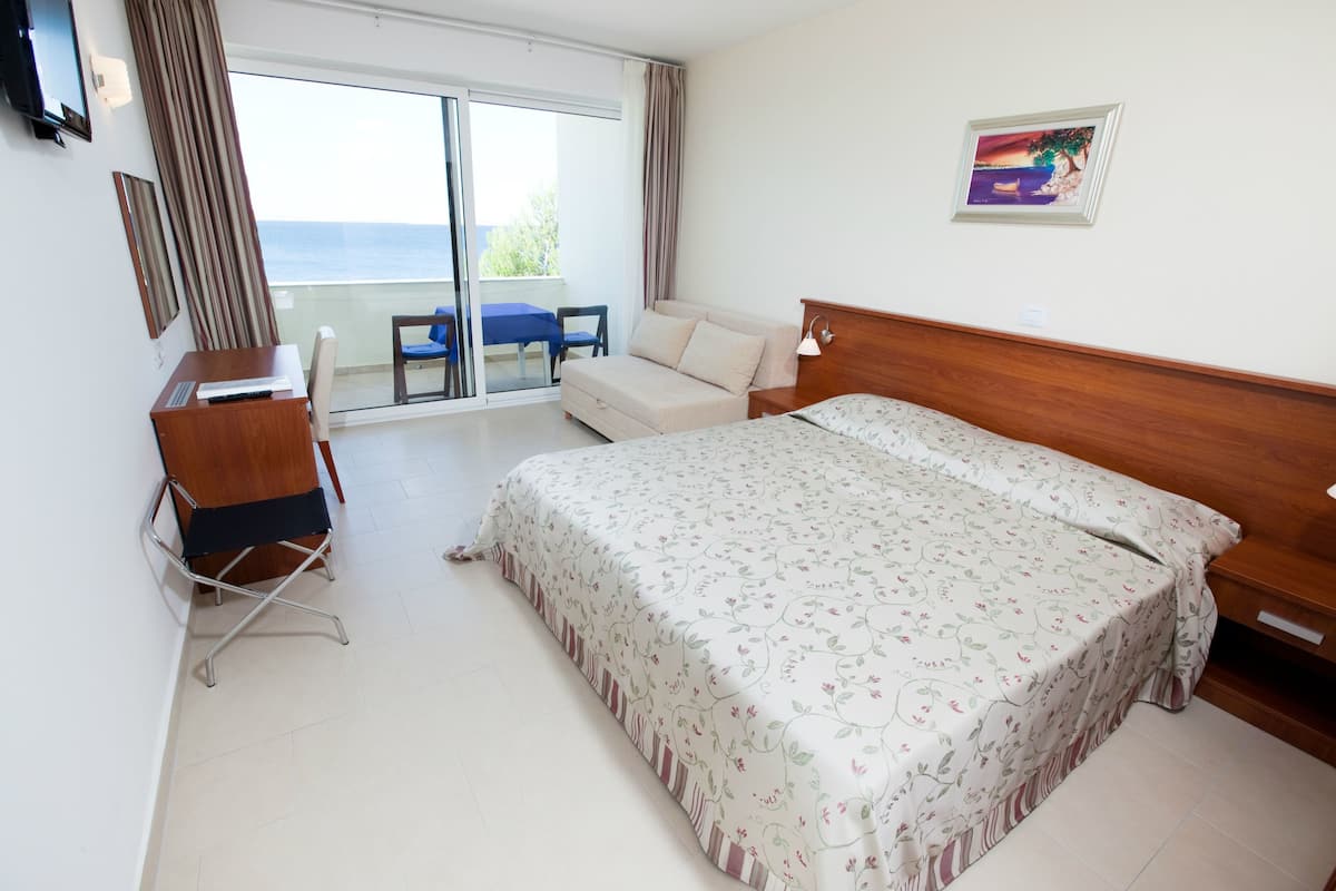 Standaard tweepersoonskamer, balkon, uitzicht op zee | 1 slaapkamer, een kluis op de kamer, een bureau