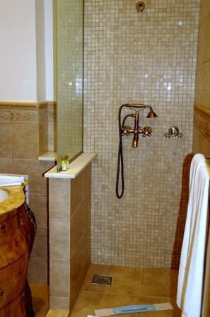 Bathroom shower - Angelo D'oro Boutique Hotel (PLOIESTI)
