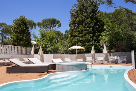 3 piscinas al aire libre, una piscina infinita, sombrillas