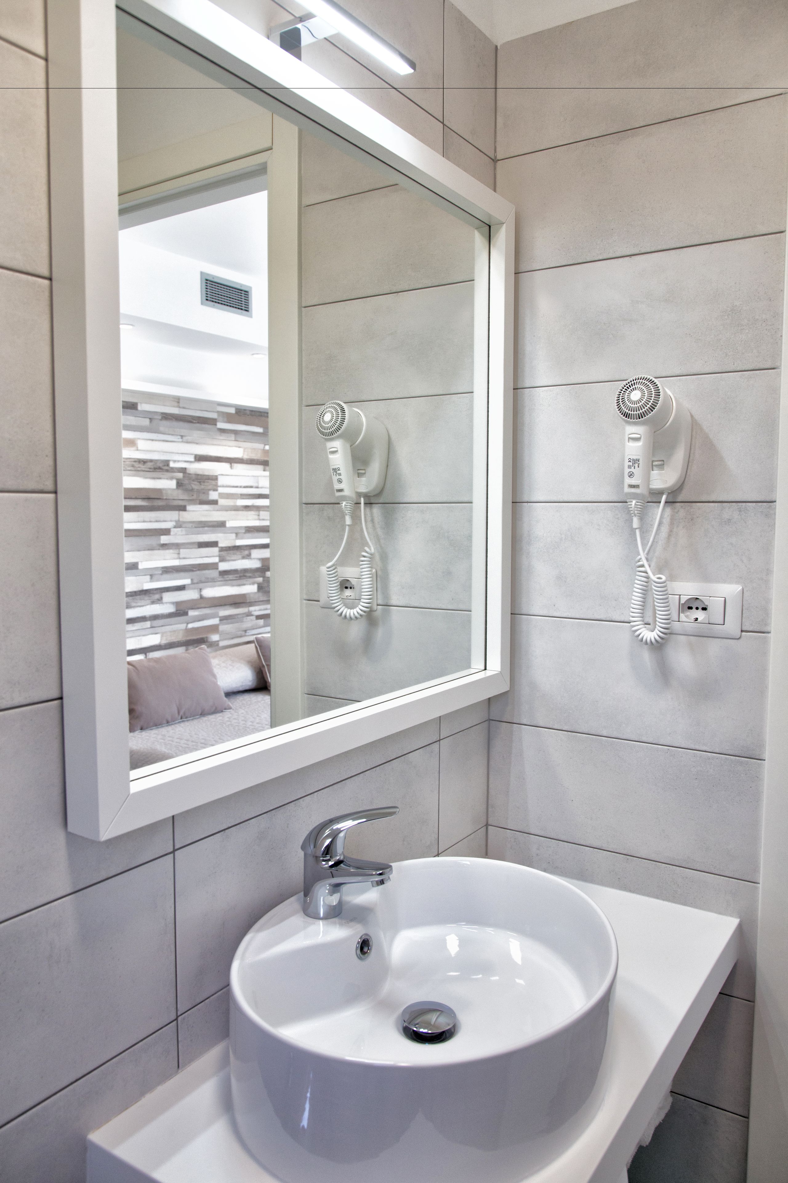 shower, rainfall showerhead, free toiletries, towels