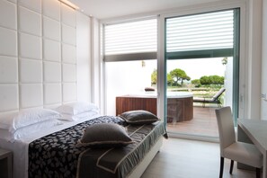 Suite | In-room safe, individually furnished, desk, laptop workspace