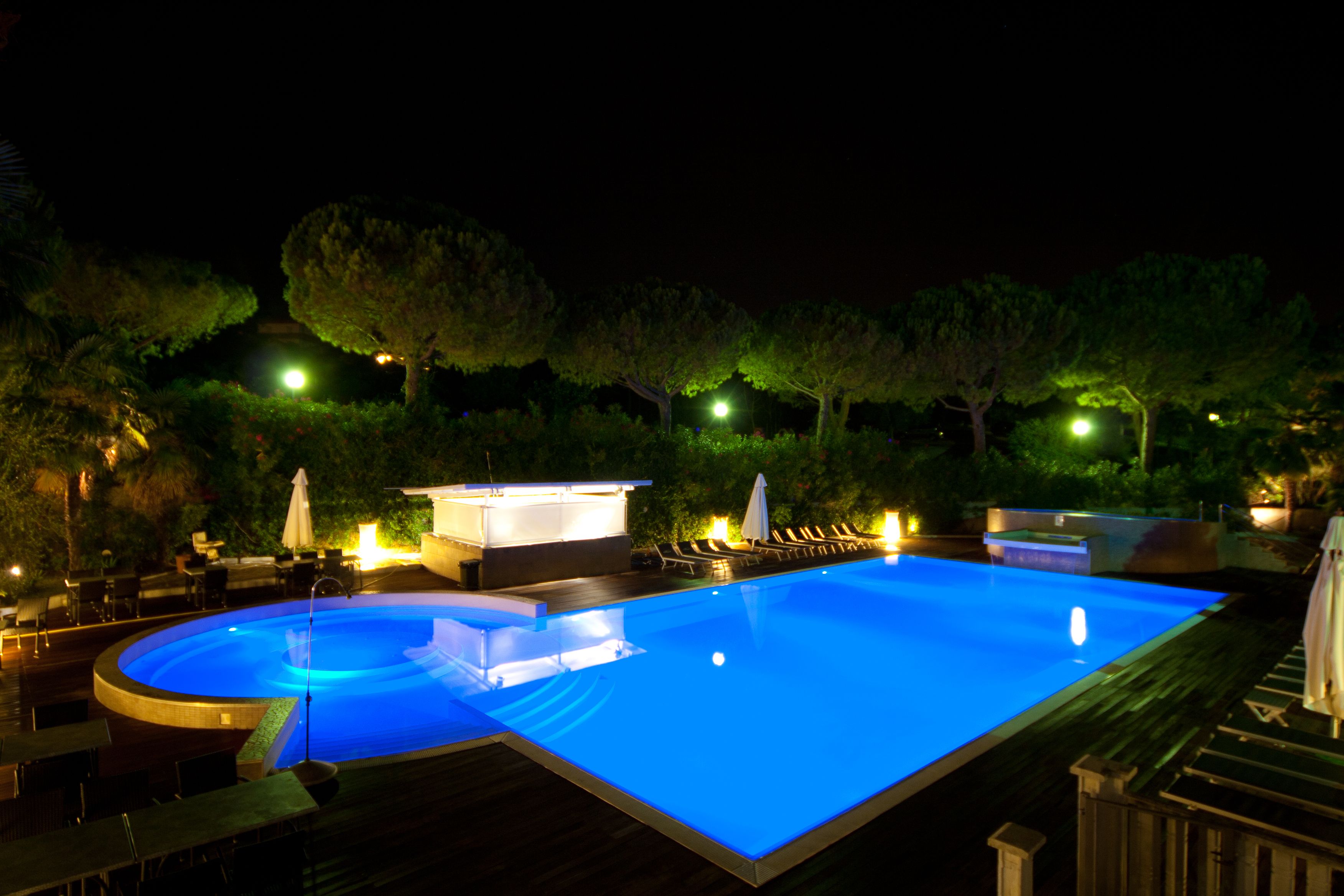 3 outdoor pools, an infinity pool, pool umbrellas, pool loungers